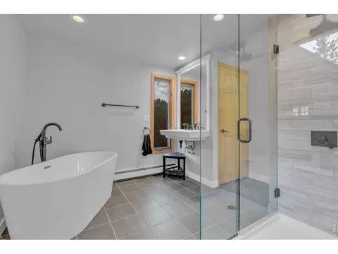 Bath - 1197 Weaver Dr, Boulder, CO 80302 photo 2 of 5