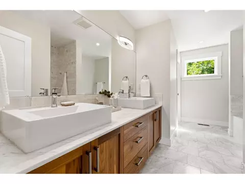 Bath - 2056 Walnut St #B, Boulder, CO 80302 photo 5 of 6