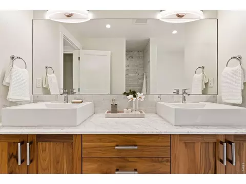 Bath - 2056 Walnut St #B, Boulder, CO 80302 photo 3 of 6