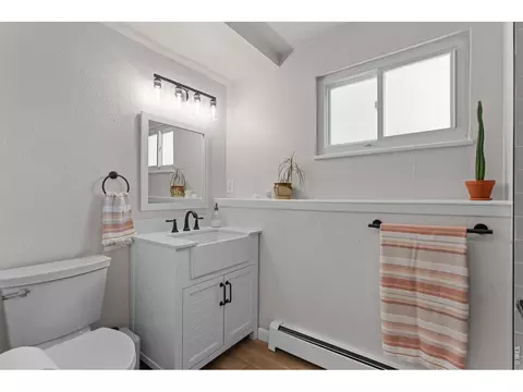 Bath - 927 E 4th Ave, Longmont, CO 80504 photo 3 of 5