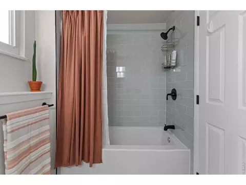 Bath - 927 E 4th Ave, Longmont, CO 80504 photo 5 of 5