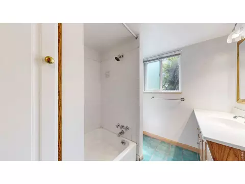 Bath - 915 Yale Rd, Boulder, CO 80305 photo 2 of 3