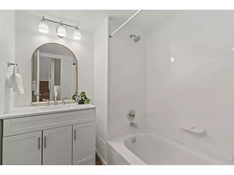 Bath - 3119 Bell Dr, Boulder, CO 80301 photo 3 of 4