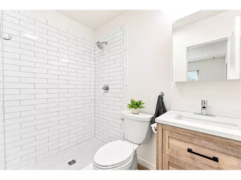 Bath - 600 Arapahoe Ave #5, Boulder, CO 80302 photo 1 of 2