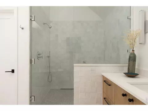 Bath - 1760 Hawthorn Pl, Boulder, CO 80304 photo 3 of 6