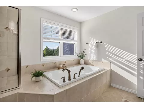 Bath - 1095 Terrace Cir, Boulder, CO 80304 photo 1 of 3