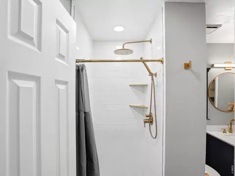 Bath - 807 E 14th Ave # 2, Denver, CO 80218 photo 2 of 6
