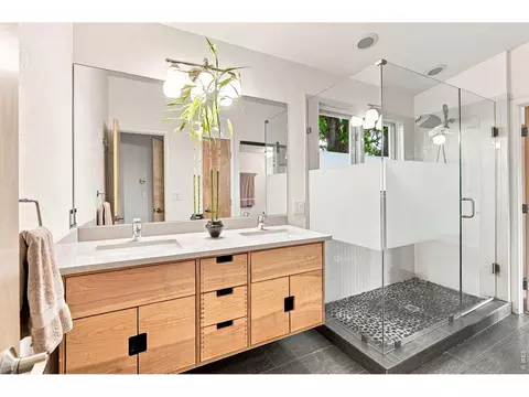 Bath - 3605 Endicott Dr, Boulder, CO 80305 photo 2 of 3