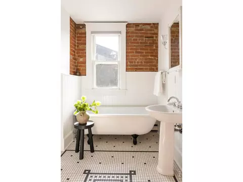 Bath - 805 Dewey Ave, Boulder, CO 80304 photo 1 of 5