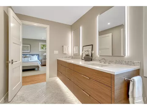 Bath - 3080 E Flora Pl, Denver, CO 80210 photo 5 of 7