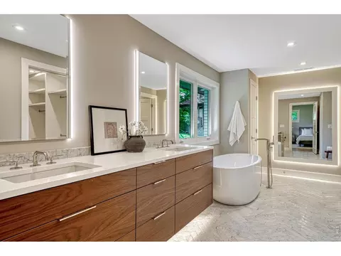 Bath - 3080 E Flora Pl, Denver, CO 80210 photo 2 of 7