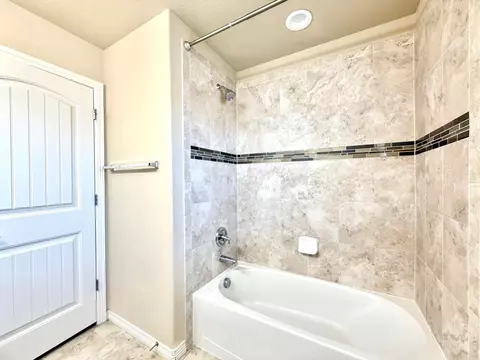 Bath - 5755 Clarence Dr, Windsor, CO 80550 photo 5 of 6