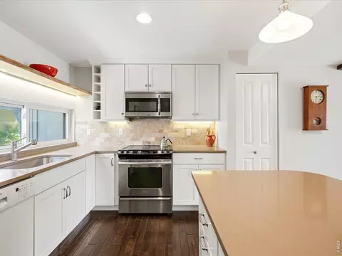 Kitchen - 1345 Bear Mountain Dr #B, Boulder, CO 80305 photo 4 of 5