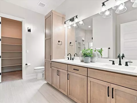 Bath - 1724 Barefoot Dr, Windsor, CO 80550 photo 1 of 6