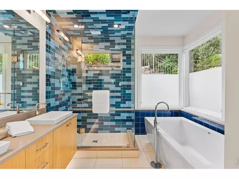 Bath - 3123 3rd St, Boulder, CO 80304 photo 2 of 6