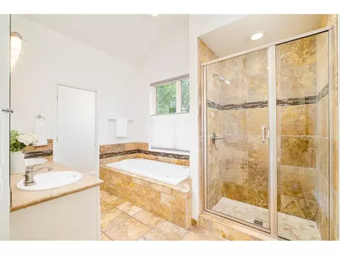 Bath - 1422 Yaupon Ave, Boulder, CO 80304 photo 2 of 4