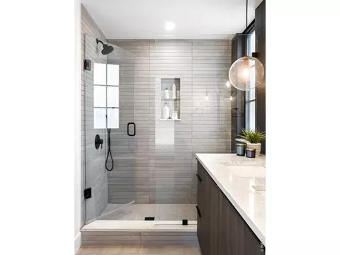 Bath - 2126 Pearl St #C, Boulder, CO 80302 photo 3 of 5