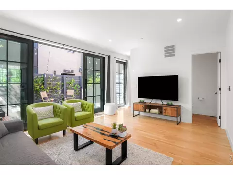 Living - 2126 Pearl St #C, Boulder, CO 80302 photo 2 of 3