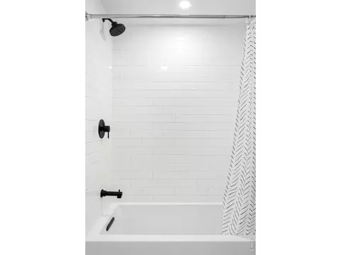 Bath - 2126 Pearl St #C, Boulder, CO 80302 photo 5 of 5