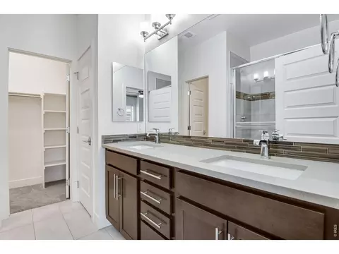 Bath - 19570 E Sunset Cir, Aurora, CO 80015 photo 2 of 3