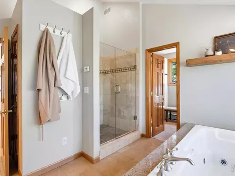 Bath - 36 Ridge Dr, Boulder, CO 80304 photo 3 of 9