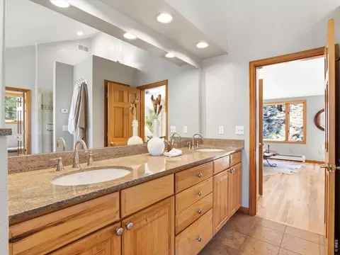 Bath - 36 Ridge Dr, Boulder, CO 80304 photo 2 of 9
