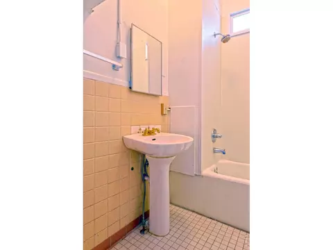 Bath - 1127 12th St, Boulder, CO 80302 photo 2 of 3