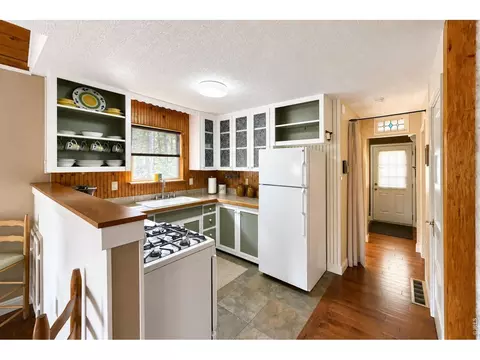 Kitchen - 745 Hickory Dr, Lyons, CO 80540 photo 3 of 4