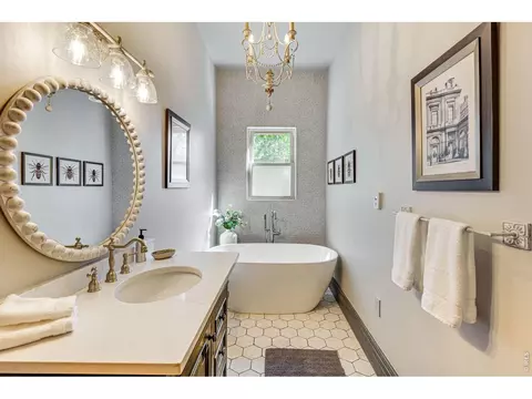 Bath - 548 Mountain Ave, Berthoud, CO 80513 photo 2 of 4