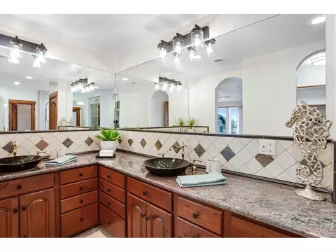 Bath - 559 Dove Ln, Berthoud, CO 80513 photo 2 of 4