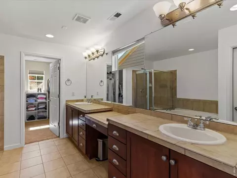 Bath - 2215 Creekside Dr, Longmont, CO 80504 photo 2 of 5