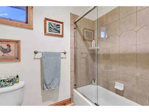 Bath - 165 Bison Dr, Boulder, CO 80302 photo 4 of 5