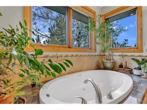 Bath - 165 Bison Dr, Boulder, CO 80302 photo 2 of 5