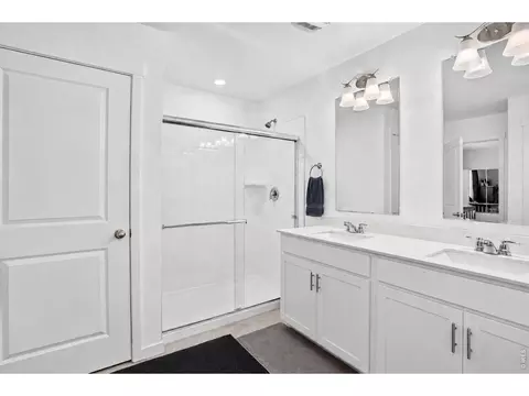 Bath - 27671 E Byers Ave, Aurora, CO 80018 photo 2 of 4