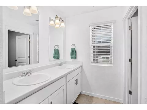 Bath - 27671 E Byers Ave, Aurora, CO 80018 photo 3 of 4