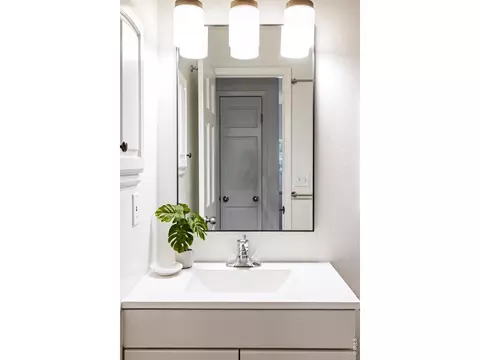 Bath - 4547 Ashfield Dr, Boulder, CO 80301 photo 2 of 4