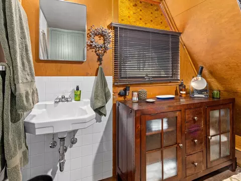 Bath - 847 Hemlock Dr, Lyons, CO 80540 photo 1 of 2