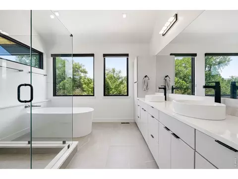 Bath - 2160 Upland Ave #A, Boulder, CO 80304 photo 2 of 6