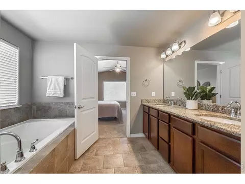 Bath - 2158 Lamborn Ct, Berthoud, CO 80513 photo 4 of 5