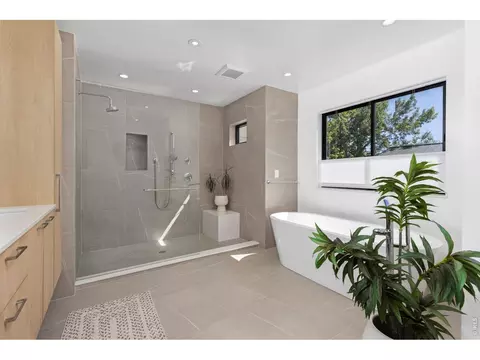 Bath - 3560 16th St, Boulder, CO 80304 photo 2 of 7