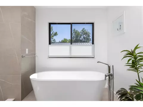 Bath - 3560 16th St, Boulder, CO 80304 photo 3 of 7