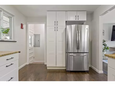 Kitchen - 2555 E Maplewood Ave, Centennial, CO 80121 photo 4 of 4