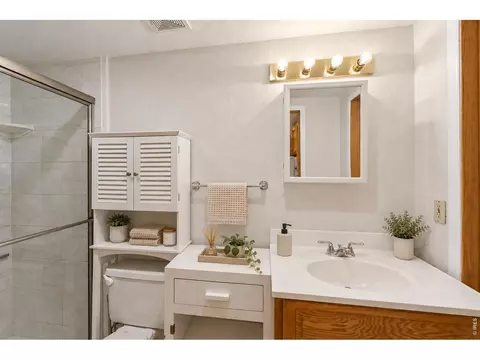 Bath - 441 Harvard Ln, Boulder, CO 80305 photo 3 of 3