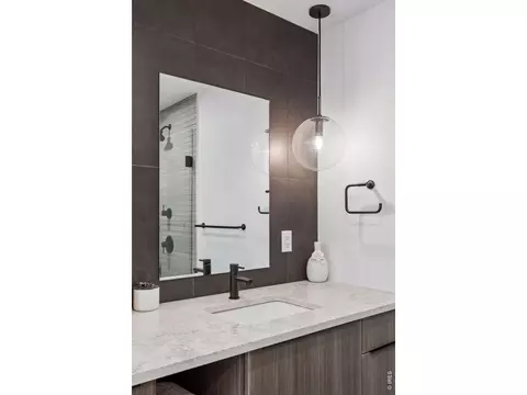 Bath - 2128 Pearl St #B, Boulder, CO 80302 photo 3 of 7