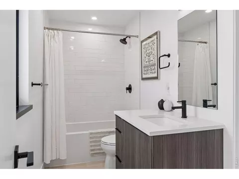 Bath - 2128 Pearl St #B, Boulder, CO 80302 photo 6 of 7