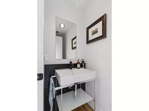 Bath - 2128 Pearl St #B, Boulder, CO 80302 photo 1 of 7
