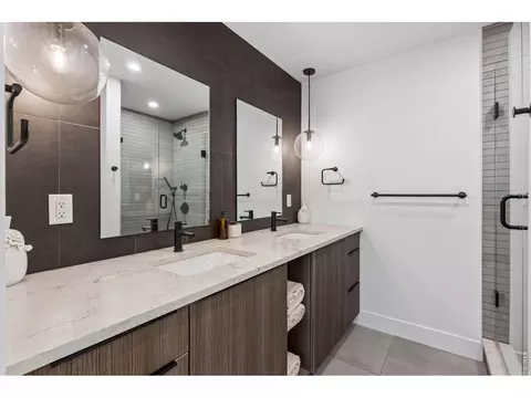 Bath - 2128 Pearl St #B, Boulder, CO 80302 photo 2 of 7