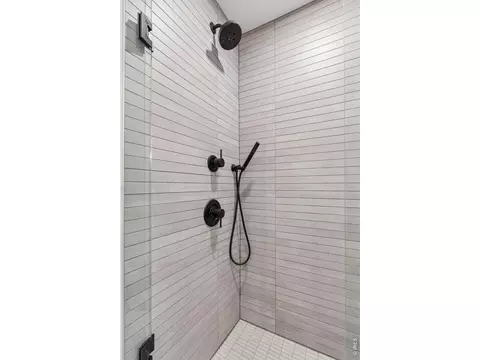 Bath - 2128 Pearl St #B, Boulder, CO 80302 photo 4 of 7