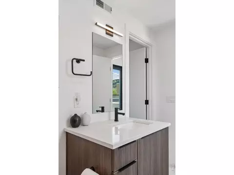 Bath - 2128 Pearl St #B, Boulder, CO 80302 photo 7 of 7