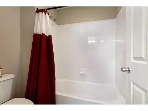 Bath - 8709 Tack St, Longmont, CO 80504 photo 6 of 10